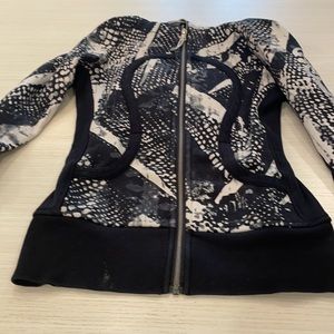 Lululemon and soul cycle collab black and white sweatshirt. Size 4